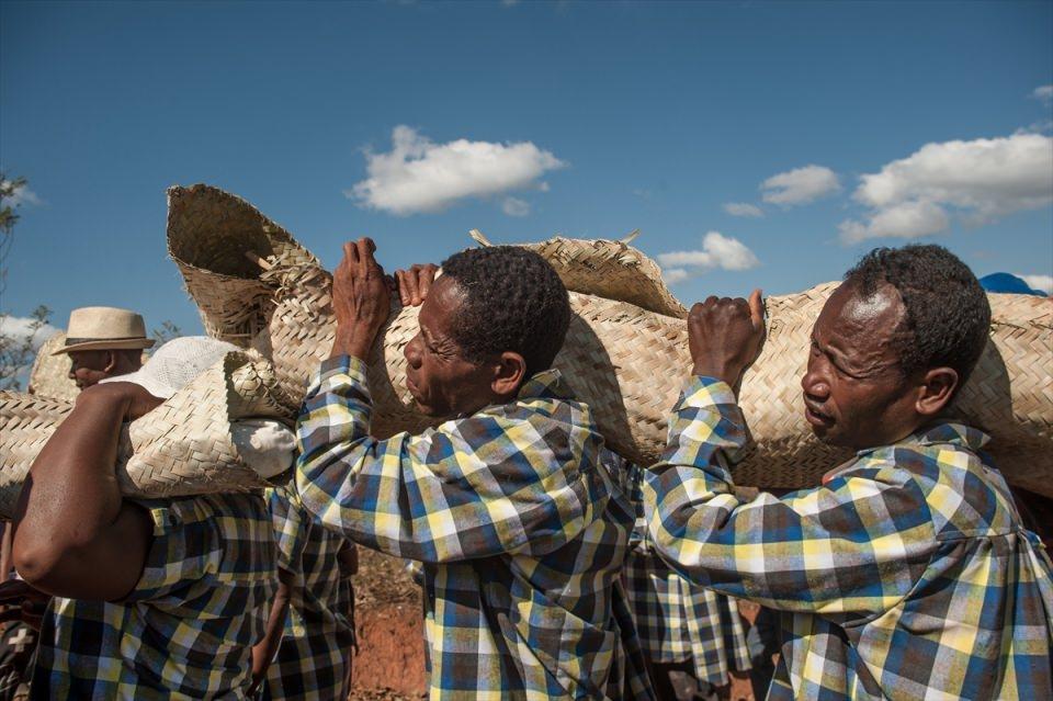 <p>&Ouml;l&uuml;mle yaşam arasında bağ kurduklarına inandıkları i&ccedil;in &ouml;l&uuml;leri mezardan &ccedil;ıkarma geleneğini s&uuml;rd&uuml;ren k&ouml;yl&uuml;ler, kendilerinin bu şekilde babalarının adını taşımaya hak kazandıklarına inanıyorlar.&nbsp;</p>

