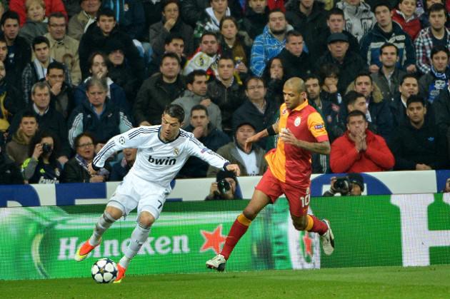 Şimdi sağdan tekrar yükleniyor Galatasaray, Drogba'ya gelmedi top Real'de .. Ve maalesef gol yedik sayin seyirciler.