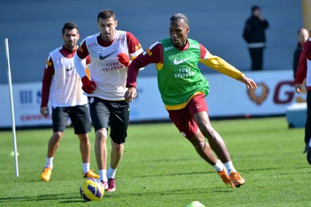 Galatasaray'ın bomba transferi Drogba, bir gün önce sağlık kontrolündeki bütün testlerden mükemmel performans gösterdikten sonra bugün Florya Metin Oktay Tesisleri'nde basına açık olan antrenmanın ilgi odağı olmayı sürdürdü.