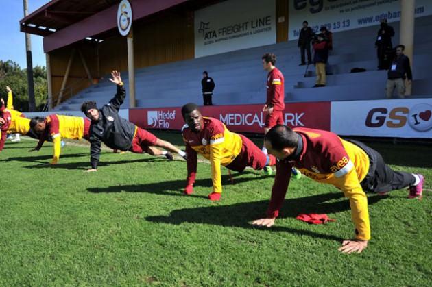 Aykut’un günü tedaviyle geçireceği belirtilirken, Riera, Elmander ve Dany’nin durumlarının ciddi olmadığı, tedbir amaçlı olarak salonda çalıştıkları aktarıldı.