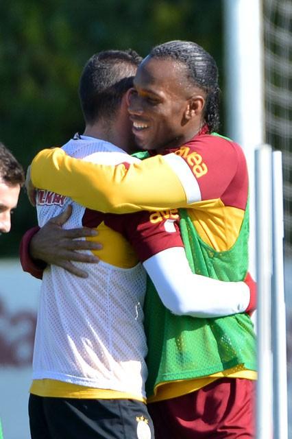 Drogba antrenmandaki ciddiyeti ve çalışkanlığı ile tüm takımın takdirini kazanmış durumda. Ciddi olduğu kadar mütevazi tavırları ile de sempati topluyor.