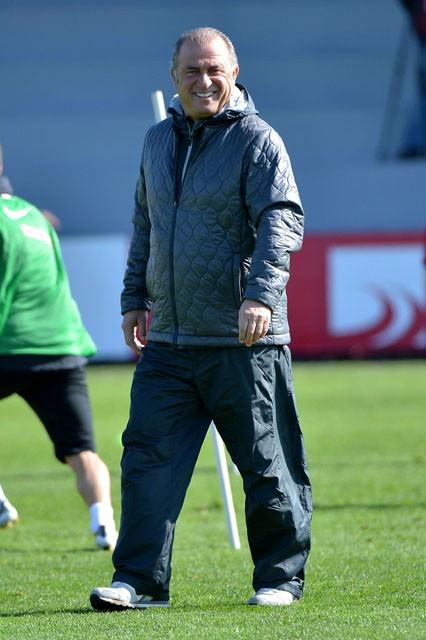 Teknik direktör Fatih Terim yönetiminde Florya Metin Oktay Tesisleri’nde gerçekleştirilen antrenmanın, ilk 30 dakikalık bölümü medya mensuplarına açık tutulurken, oyuncular bu bölümde ısınma hareketleriyle pas çalışması yaptı.