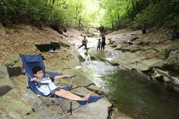 <p> Kayalıdere çayı üzerinde irili ufaklı 7 şelale bulunurken, büyük şelalenin üst kısmında yaklaşık 50 metre uzunluğunda taşlardan oluşan doğal akua park bulunuyor. Kayalıdere Çayı ve şelalelerinin etrafının geniş alanda metrelerce yükseklikteki ağaçlarla çevrili olması bölgeyi doğa sporları yönünden de cazip kılıyor.</p>

<p> </p>

