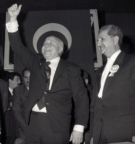 <p><strong>Refah Partisi Genel Başkanı Necmettin Erbakan (solda), Milli Görüş'ün 20. yılı toplantısına Refah Partisi Genel Başkan Yardımcısı Ahmet Tekdal (sağda) ile birlikte katılmıştı. </strong>​</p>
