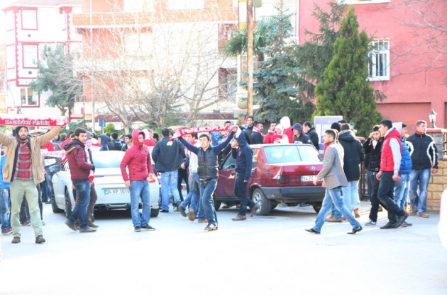 Pendikspor - Gaziosmanpaşa maçı sonrası taşkınlık yapan taraftar gruplarına polis müdahale etti.