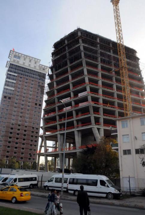 Levent'teki 'Plazalar bölgesi'nde geçtiğimiz salı günü yaşanan akıl almaz kazada başına kalıp tahtası düşen Dursun Yılmaz, tedavi gördüğü hastanede bu sabah yaşamını yitirdi.