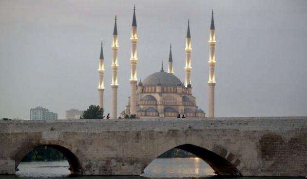 <p>384 yılında mimar Auxentius'un yaptığı köprüye Justinian Köprüsü adı verilmişti. 2006 yılına kadar motorlu araçlara da açık olan köprü, onarıldıktan sonra 2007 yılından itibaren sadece yaya ve bisiklet geçişine açıldı.</p>