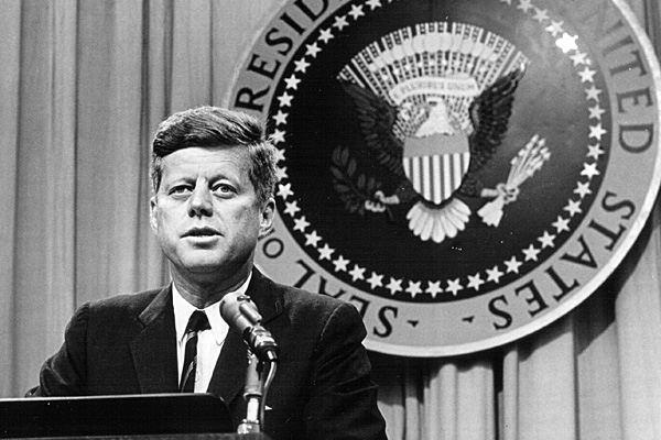 <p>ABD'nin en ünlü başkanlarından biri olan ve suikaste kurban giden John F. Kennedy; Narnia Günlükleri kitabıyla edebiyata damgasını vuran İrlandalı yazarC.S Lewis ve Cesur Yeni Dünya isimli kült kitabıyla tanınan İngiliz yazar Aldous Huxley aynı gün vefat etmişti: 22 Kasım 1963</p>
