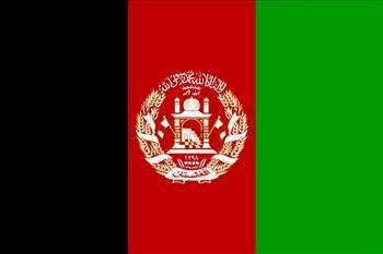Afganistan/ Ulusal bayrağı 2002 - 2004 yılı arasında Afganistan`ı yöneten geçici hükûmet tarafından tasarlanmıştır. 1930 - 1973 yılları arasında monarşi ile yönetilen dönemde kullanılan bayrağa oldukça benzeyen bayrağın eski tasarımdan farkı ortada bulunan amblemin üst kısmında bulunan şahadet yazısıdır. Bugün kullanımda olan bayrak 4 Ocak 2004 tarihinde kullanıma girmiştir. Afganistanın eski bayrağı: Üç eşit genişlikte yatay şeritten oluşur. En üstte yeşil, ortada beyaz, altta siyah renkleri olan bayrağın ortasında Afganistan`ın, ortasında mihrabı Mekke`ye dönük bir cami tasviri bulunan klâsik armasıdır