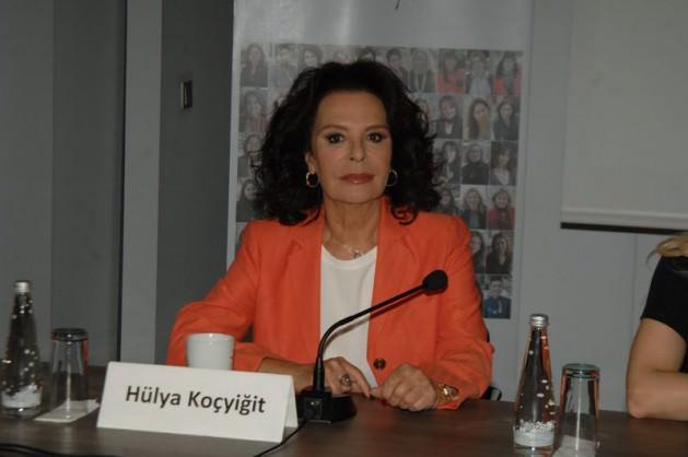 <p><strong>HÜLYA KOÇYİĞİT:</strong><br />Demokratik ve masum protesto; polis tarafından şiddetle engellenmeye çalışıldı. İllegal örgütlerin işin içine sızmasıyla şiddet olayları yaşandı. Barış sürecinde böyle olayların yaşanması üzücü.</p>