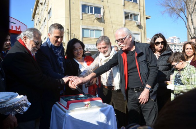 Türkan Şoray 'Selvi Boylum, Al Yazmalım' oyuncuları ve efsane kırmızı kamyon 37 yıl aradan sonra ilk kez buluştu.