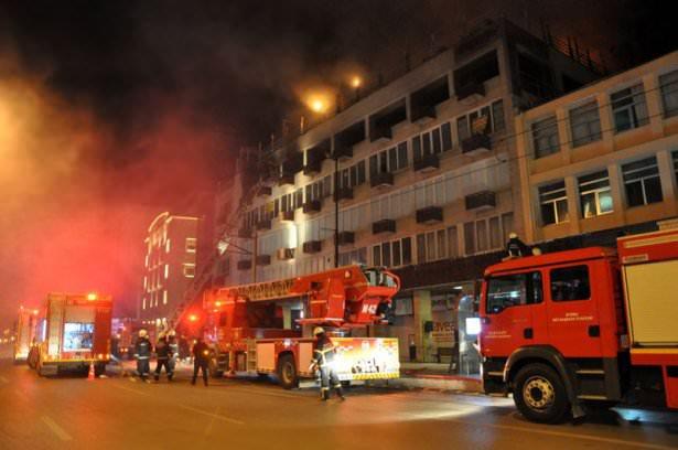<p>Alınan bilgiye göre, Atatürk Caddesi'nde, tarihi Ulu Cami'nin karşısında bulunan 5 katlı iş merkezinin terasındaki kafeteryada, açık unutulduğu iddia edilen tüpten yangın çıktı.</p>

<p> </p>
