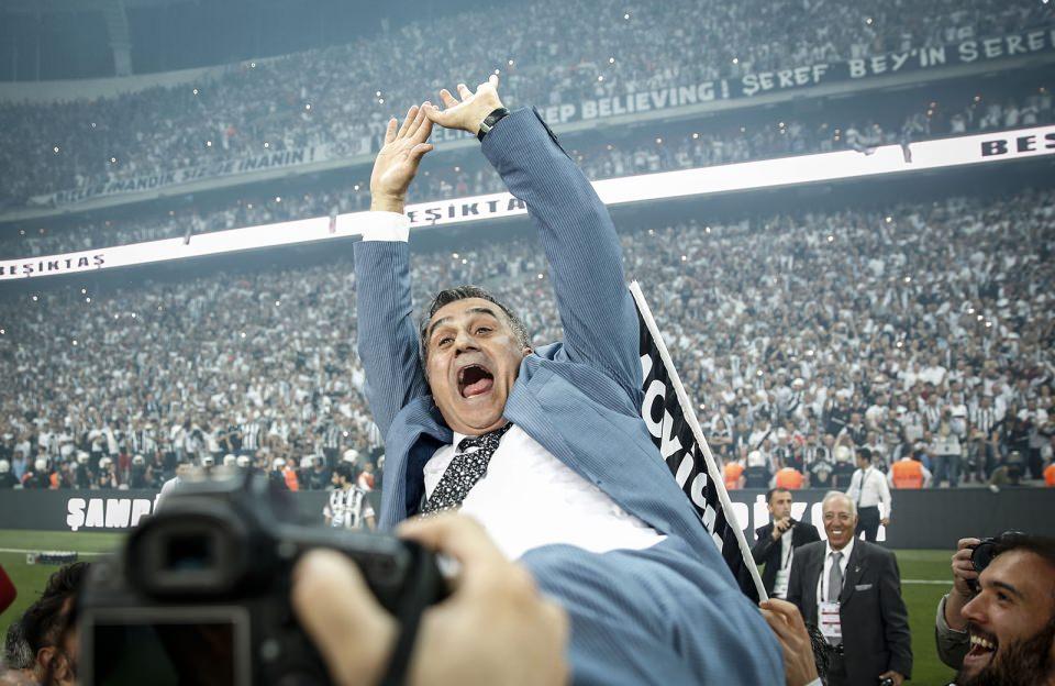 <p><strong>Şenol Güneş</strong><br />
<br />
Spor Toto Süper Lig'in 33. haftasında Osmanlıspor ile Vodafone Arena'da oynadığı maçı kazanan Beşiktaş, sezonun bitimine bir hafta kala şampiyonluğunu ilan etti. Beşiktaş Teknik Direktörü Şenol Güneş, futbolcular ve teknik heyet şampiyon oldukları için sevinç yaşadı.<br />
<br />
<strong>Bülent Doruk</strong></p>