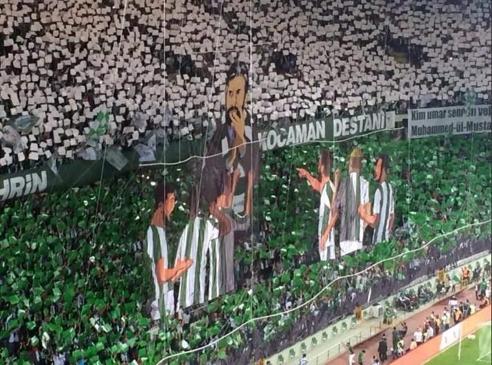 <p>Torku Konyaspor-Fenerbahçe maçında Torku Konyaspor'lu taraftarlar, bu koreografiyi hazırladı. Anadolu Ajans, koreografinin 4D olduğunu belirtti.</p>
