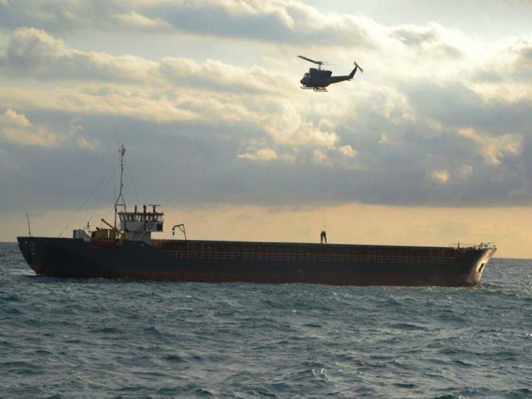 <p>TGC Yıldırım fırkateyninde bulunan helikopter ile nefes kesen operasyonla kurtarılan m&uuml;rettebat, ardından karaya &ccedil;ıkartıldı.&nbsp;</p>
