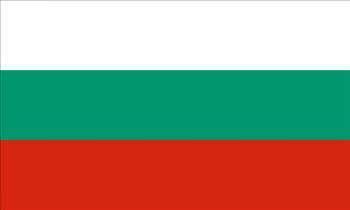 Bulgaristan/  Sırayla beyaz, yeşil ve kırmızı renkli üç eşit kalınlıkta çizgiden oluşur. Bulgaristan Cumhuriyeti`nin resmi bayrağıdır. Beyaz barışı, yeşil Bulgaristan topraklarının verimliliğini, kırmızı da insanlarının cesaretini temsil eder. İlk halinde, 19. yüzyıldaki Panislavizm etkisiyle panislavik renkler kullanılmıştı. Ortadaki şerit mavi renkte idi ve bayrak Rusya bayrağına benzemekteydi. 1878`de Osmanlı Devleti`nde özerkliğini kazandıktan sonra, ülkenin bir tarım ülkesi olarak öne çıkmasını temsilen orta şerit yeşil olarak değiştirildi. 1989`da, eskiden bayrağın üst köşesinde bulunan devlet nişanı kaldırıldı. Nişanda, şahlanmış bir arslan, iki tarafında başaklar, beş köşeli bir yıldız, ve ilk Bulgar Prensliğinin ilan edildiği yıl olan 681 yazısı ile Komünist Parti`nin iktidara geldiği yıl olan 1944 yazısı bulunuyordu.