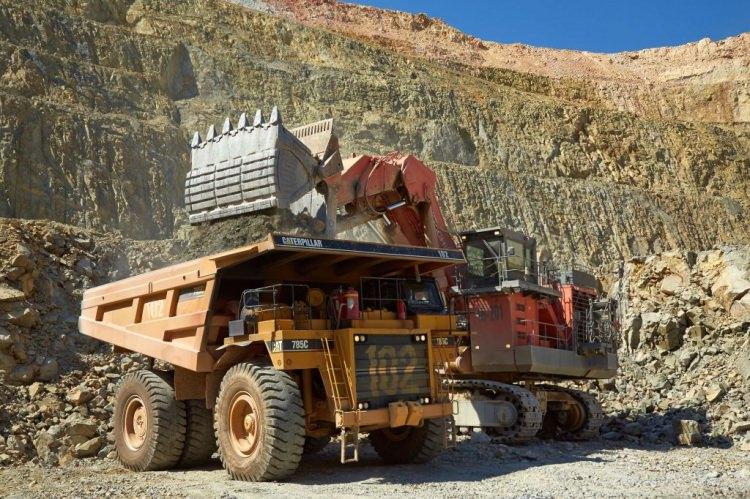 <p>Patlama sonrası ortaya çıkan taş ve toprak, 4 milyon beygir gücünde olan ve 150 ile 230 ton taşıma kapasiteli dev kamyonlara yükleniyor. Dev kamyonlar da çıkartılan cevher parçalarını tesisteki toz tutucu özelliğine sahip kırıcıya taşıyor." dedi.</p>
