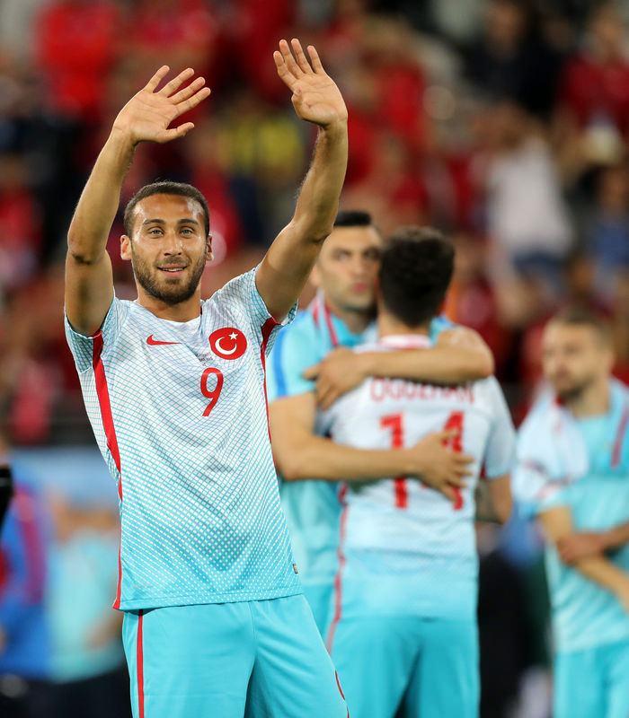 <p>"Arda'nın Türkiyesi hayatta kalmaya devam ediyor" başlığını kullanan El Mundo Deportivo gazetesi, "Türkiye, aldığı onca sert eleştiriye yanıt verme kapasitesini gösterdi. Türkiye şimdilik bir üst tura çıkma umudunu sürdürüyor." diye yazdı.</p>
