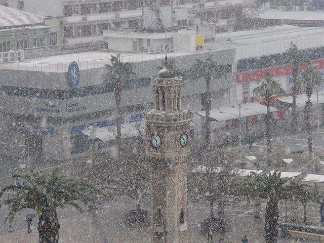 <p>Hava sıcaklığının mevsim normallerinin altında seyrettiği İzmir'de kar yağışı etkili oluyor. Sabah saatlerinde karla karışık yağmur olarak görülen yağış, bir süre sonra kara döndü. Lapa lapa yağan kar, yüksek kesimlerin yanı sıra şehir merkezini de beyaz örtüyle kapladı.</p>
<p> </p>
