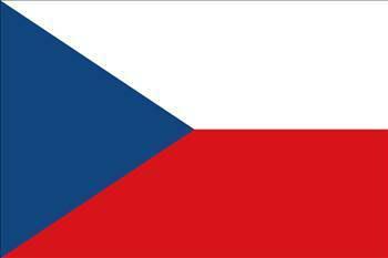Çek Cumhuriyeti/ Eski Çekoslovakya bayrağının aynısıdır. Çekoslovakya`nın dağılışı sonrası Slovakya kendine yeni bir bayrak uyarlarken, Çek Cumhuriyeti tarihî bağlardan dolayı bu bayrağı korumuştur. Bayrağın ana renklerini oluşturan kırmızı ve beyaz çok eski ulusal ve Bohemya bayrağında yer alan renklerdir. Uzun yıllar böyle kullanılan bayrağa hem Polonya bayrağı ile aynı özellikleri taşıması hem de Avusturya bayrağı ile aynı renklerde olması nedeni ile mavi bir kısım eklenme yoluna gidilmiştir. Bu fikri kimin gerçekleştirdği hakkında kesin bir bilgi yoksa da birçok araştımacı Jaroslav Kursa (1875 – 1950) adı üzerinde fikir birliğine varır. Çekoslovakya`nın bu yeni bayrağı 30 Mart 1920 yılında Çekoslovakya Millet Meclisi`nde (ČSR) onaylanarak resmî bayrak hâline getirilir. Bu zamandan başlayarak - II. Dünya Savaşı işgâl yılları hâriç- üç renkli Çekoslovak bayrağı kullanılmaktadır.