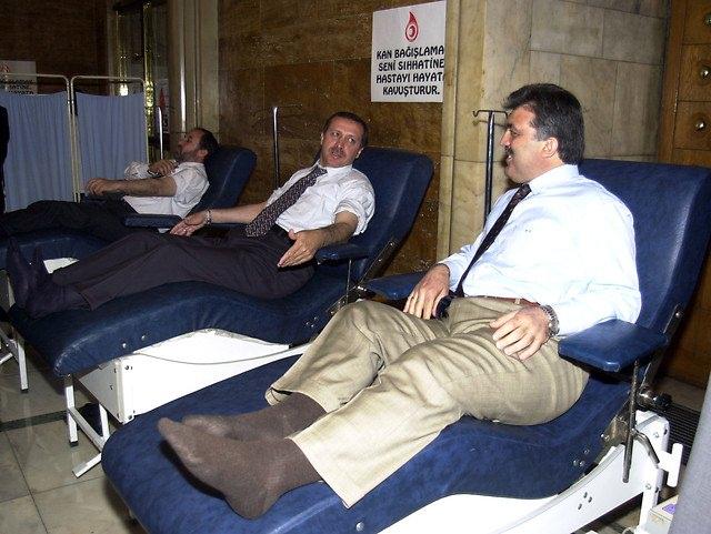 <p><strong>8 Mayıs 2002</strong><br />
<br />
AK Parti Genel Başkanı Recep Tayyip Erdoğan, partisinin grup toplantısının ardından, Kan Haftası nedeniyle TBMM içinde oluşturulan standa giderek, parti yöneticileri ile birlikte kan verdi.</p>

<p> </p>
