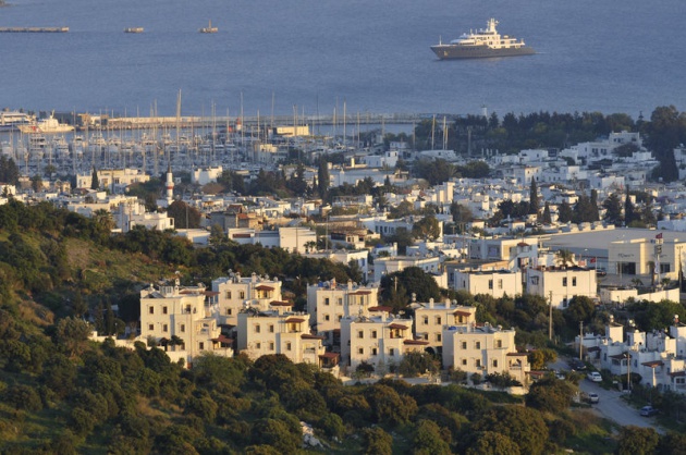 <p>Bodrum'da evlerin genellikle taştan yapıldığını bildiren Erdoğan, "Yapıların duvarı 55-60 santimetre kalınlığında olur. Ön ve arka yüzleri kalın moloz taşlarla yapılır. İki büyük iri taşın arasına çakıl ve toprak dolguyla beden duvarı oluşturulur. Dış cephesi çakar sıvayla sıvanır" dedi.</p>