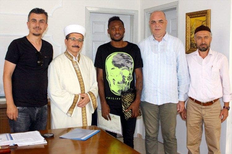 <p>Manisaspor’un Kongolu futbolcusu Constantin Christ Olsen Bakaki, Türkiye'ye geldikten sonra İslamiyeti seçti.</p>

