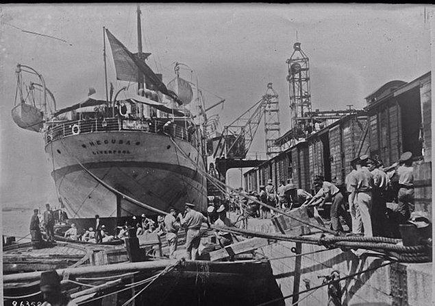 <p>65. Haydarpaşa limanında yükleme yapılan bir İngiliz gemisi İstanbul (1923)</p>