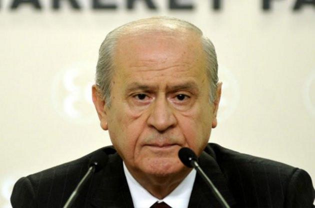 <p>Sert g&ouml;r&uuml;n&uuml;ml&uuml; liderse MHP Genel Başkanı Devlet Bah&ccedil;eli.</p>
