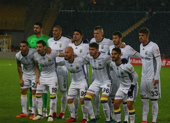 <p><strong>İLK 11'DE 7 DEĞİŞİKLİK</strong></p>
<p>Fenerbahçe Teknik Direktörü Dick Advocaat, Spor Toto Süper Lig'de Trabzonspor'u deplasmanda 3-0 yendikleri maçın 11'inde rotasyona gitti. Trabzonspor maçında ilk 11'de sahaya çıkan futbolculardan Şener, İsmaiL, Neustaedter ve Fernandao, Menemen Belediyespor karşısında da forma giydi. Trabzon'DA görev yapan Volkan Demirel, Kjaer, Mehmet Topal, Josef de Souza, Sow, Alper ve Lens, kupa karşılaşmasında 11'de bulunmadı. Bu futbolcuların yerine Advocaat, Fabiano, Skrtel, Caner Koca, Salih Uçan, Ozan Tufan, Ramazan Civelek ve Stoch'a şans verdi. Sarı-lacivertlilerin yedek kulübesinde ise Ertuğrul Taşkıran, Hasan Ali Kaldırım, Alper Potuk, Savaş Polat, Muhammed Samed Karakoç, Yiğithan Güveli ve Erdi Can Şehit yer aldı.</p>