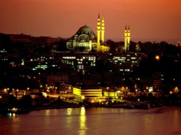Herkesin İstanbul'a geldiğinde görmek istediği camiler vardır. Sultanahmet, Süleymaniye, Eyüp, Fatih, Ortaköy, Hırka-i Şerif gibi büyük camiler bunların başında gelir.