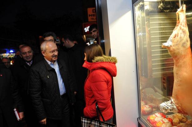 <p>CHP lideri Kemal Kılıçdaroğlu ve CHP Genel Başkan Yardımcısı Gürsel Tekin ile birlikte akşam saatlerinde kara yoluyla Bursa'ya geldi. </p>
