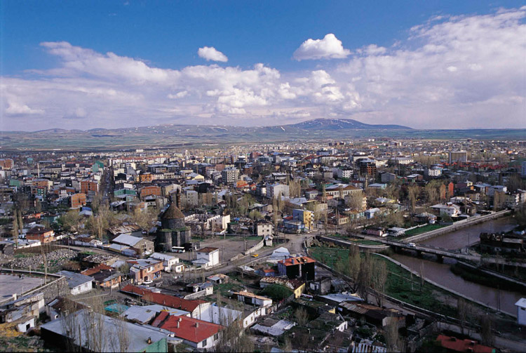 <p>Kars<br />
<br />
Nüfusu: 289 786  <br />
Toplam otomobil sayısı: 11 832<br />
​Kaç kişiye bir otomobil düşüyor: 24,5</p>
