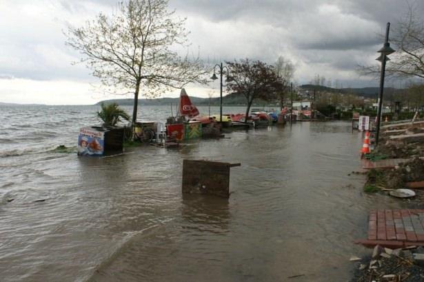 <p>Sakarya ve Kocaeli&rsquo;nin i&ccedil;me suyu ihtiyacını karşılayan g&ouml;ldeki su seviyesi artmaya devam ediyor. Ge&ccedil;en yıl kuraklık ve aşırı t&uuml;ketim nedeniyle seviyesi riskli sınıra kadar d&uuml;şen g&ouml;l, b&ouml;lgede kar yağışının etkili olmasının ardından adeta suya doldu.</p>

<p>&nbsp;</p>
