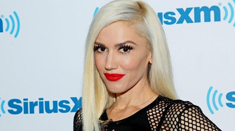 <p><strong>Gwen Stefani</strong></p>
<p>"Kendi renklerimi oluşturmayı seviyorum. Dudağıma ilk olarak kuru mat bir ruj sürüyorum daha sonra kremsi yapıda bir rujla üstünden geçiyorum."</p>