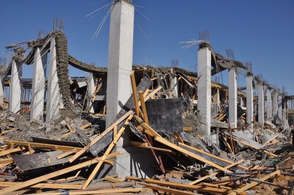 <p>Konya'da okul inşaatında beton kalıbın çökmesi sonucu 1 kişi öldü, 1 kişi yaralandı. İtfaiye ekiplerince sıkıştığı yerden çıkarılan Muhammet'in cenazesi, otopsi için hastane morguna kaldırıldı.</p>

<p> </p>
