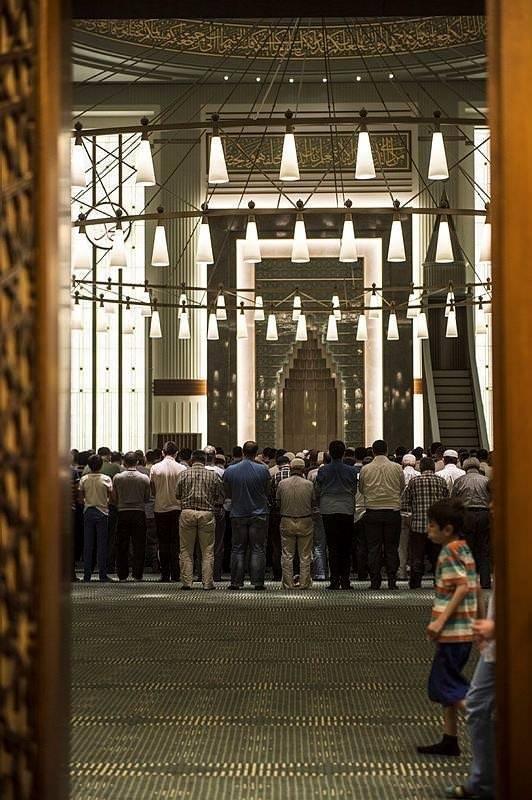 <p>Namaz alanları ve abdesthanelere dikey ulaşımı sağlayan iki asansörün bulunduğu caminin girişindeki taç kapıda mermer kaplama ve metal süslemeler göze çarpıyor.</p>