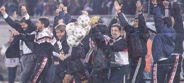 <p>Göteborg zaferi sonrası büyük sevinç yaşayan Toshack ve Beşiktaş yedek kulübesi (1997)</p>
