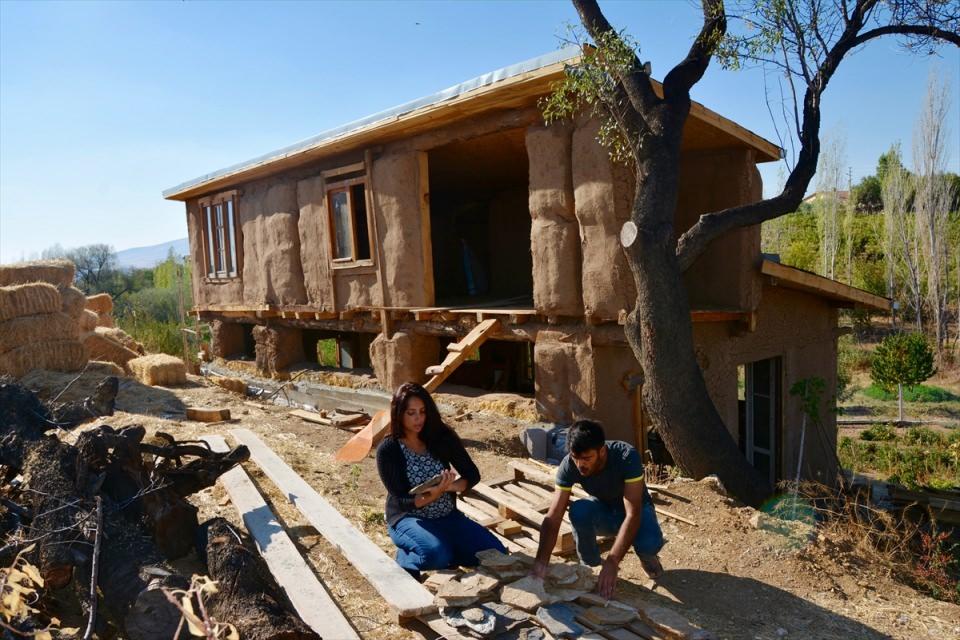 <p>Saman evi çok yumuşak ve değiştirilebilir malzemelerden yaptıklarına  işaret eden Ekinci, "Yaşayan bir ev. Canınız sıkıldığı zaman bir yerlerini kırıp  eklemeler yapabiliyorsunuz, çıkartabiliyorsunuz. Bizim karakterimize en uygun  yapı bu malzemeydi. </p>
