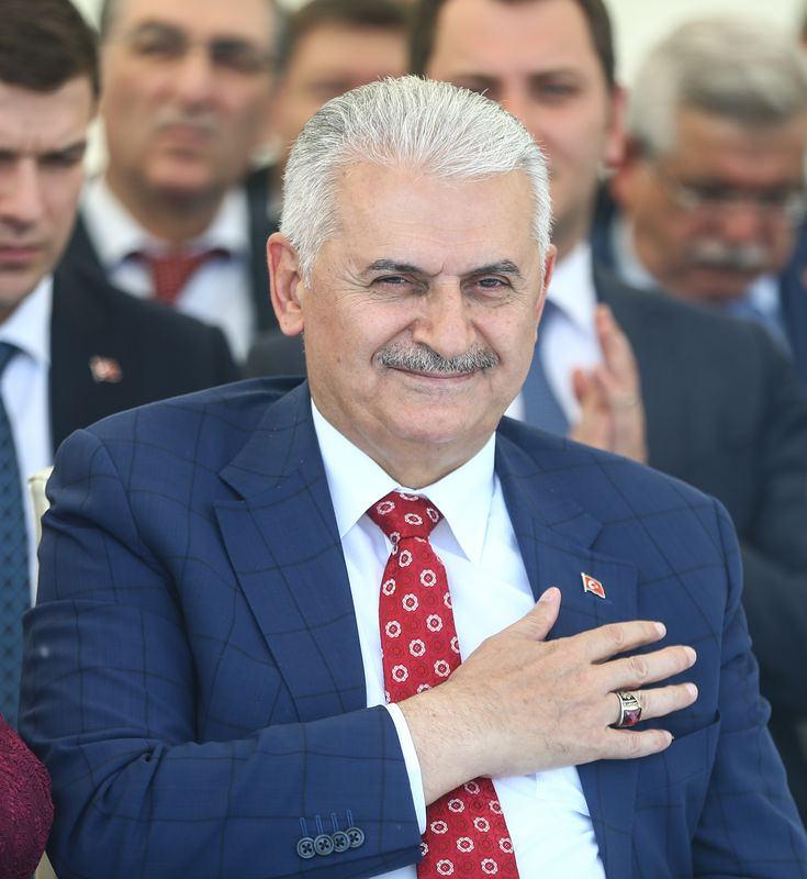 <p><strong>12 YILDIR ULAŞTIRMA BAKANI</strong></p>

<p>Kariyeri boyunca hep denizle içli dışlı oldu. 58. Hükümet’le başlayan AK Parti iktidarında üst üste kurulan dört hükümette görev yaptı. Partinin kurucu kadrosunda da yer alan Yıldırım’ın 12 yıl boyunca aralıksız Ulaştırma, Denizcilik ve Haberleşme Bakanlığı için tercih edilmesinde Erdoğan’ın İstanbul Belediye Başkanlığı döneminde İstanbul Büyükşehir Belediyesi Deniz Otobüsü işletmeleri (İDO) Genel Müdürlüğü yapmış olması etkili oldu. Yıldırım o dönemde İstanbul’da toplu taşımacılığın denize kaydırılması için projeler ortaya koydu.</p>
