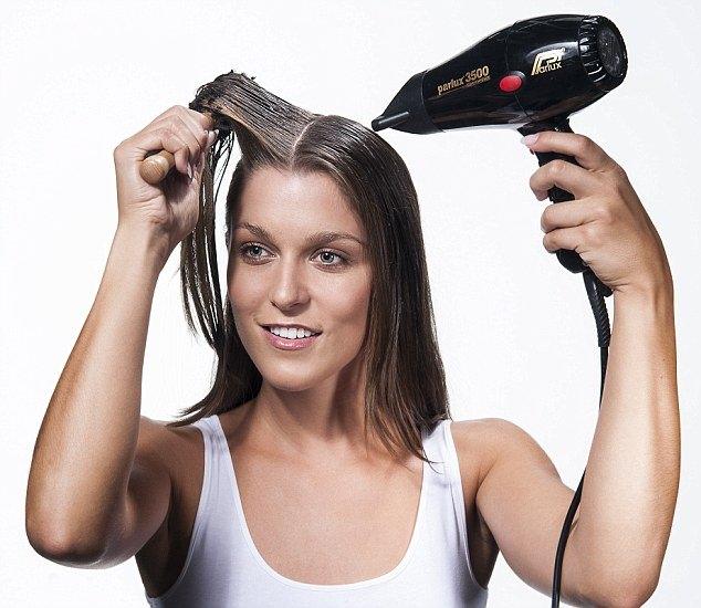 <p>Fön çektikten sonra uçlarına yağ sürerek bakım yapmak vbe saç spreyi ile sabitlemek fönü olduğundan daha uzun tutar.</p>
