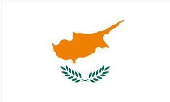 Güney Kıbrıs Rum Kesimi/  Bayrak Kıbrıslı Türk ressam İsmet Güney tarafından çizildi. Barışı simgeleyen beyaz zemin üzerine Kıbrıs adasının haritası, antik çağlardan beri işletilen ve adaya adını veren bakır madenlerini simgeleyen sarı renkle temsil edilmiştir. Haritanın altında yine barışı temsil eden ve adada bol bulunan bir bitki iki tane zeytin dalı bulunur.