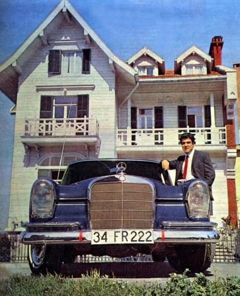 <p><strong>İzzet Günay, “34 FR 222” plakalı 1963 model Mercedes 220S’iyle birlikte…<br />
<br />
​</strong>İzzet Günay, saatte 180 km hız yapabilen arabasını, 1966 yılında 90.000 TL’ye satın almıştı.</p>
