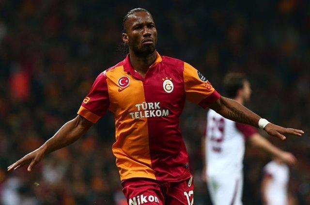 <p><strong>DIDIER DROGBA (GALATASARAY, 2012-13)</strong></p>
<p>Sneijder'ın hemen sonrasında Shanghai Shenhua'dan transfer edildi. İlerleyen yaşı ve Çin'deki kariyeri nedeniyle bazı kesimler tarafından yadırgansa da, sergilediği performansla adeta küllerinden doğru. 1.5 sezonunu geçirdiği Galatasaray'dan ayrıldıktan sonra da yeniden Chelsea'ye döndü.</p>