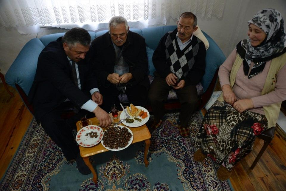 <p>Türkiye'nin, dünyada üretim ve ihracat bakımından liderliği elinde bulundurduğu ürünü fındık, ekonomik anlamda cebi, kabuğu da yakacak olarak evleri ısıtıyor.</p>
