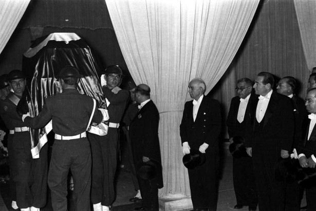 <p> Atatürk'ün naaşı, Anıtkabir'e defnedilmek üzere Etnografya Müzesi'nden çıkarılırken Başbakan Adnan Menderes (sağda), CHP Genel Başkanı İsmet İnönü (sağ 3) de hazır bulunmuştu.</p>
