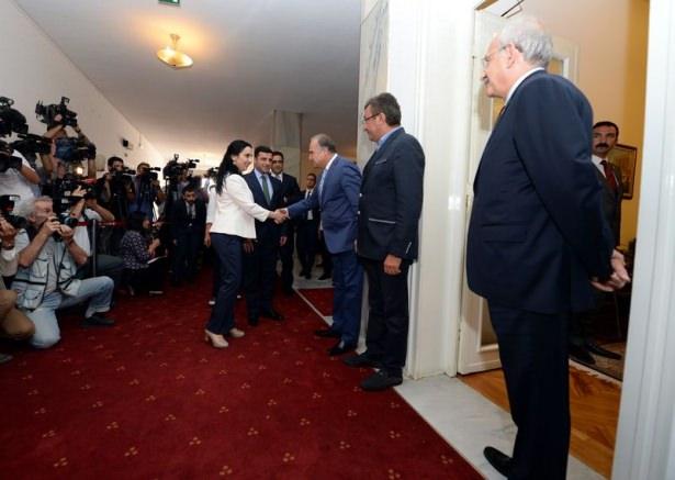 <p>CHP Genel Başkanı Kemal Kılıçdaroğlu, HDP Eş Genel Başkanları Figen Yüksekdağ ve Selahattin Demirtaş ile TBMM'deki makamında bir araya geldi. </p>
