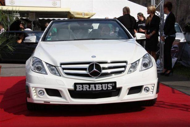 <p>Mercedes severler Almanya'nın Hattingen kentinde buluştu. Mercedes kulübü tarafından her sene düzenlenen etkinlik kapsamında Mercedes klasikleri ve son model Mercedes'ler bir araya geldi. İşte o otomobiller....</p>
<p> </p>