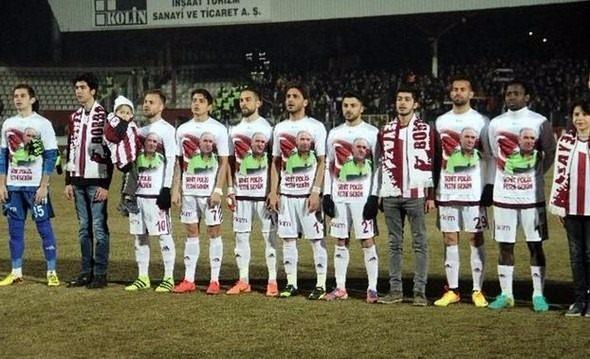 <p>FETHİ SEKİN TİŞÖRTLERİ GİYDİLER<br />
<br />
Elazığsporlu futbolcular da maç öncesi üzerinde Fethi Sekin'in resmi bulunan tişörtler giydi.</p>
