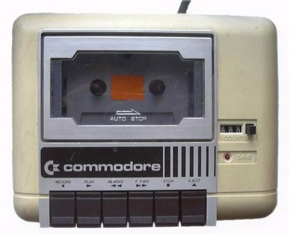<p><strong>'KAFA AYARI'</strong></p>

<p>Commodore 64 bir dönemin efsanesiydi. 1982'de tanıldı, 1994'e kadar yaklaşık 17 milyon cihaz satıldı. Ancak oyunu çalıştırabilmek için dönemin çocukları saatçi tornavidasıyla 'kafa ayarı' yapardı. Teybin, kasedi okuması, istenen oyunun açılması için tornavidayla yapılan ayar 'kafa ayarı' olarak 80'lere damgasını vurdu.</p>
